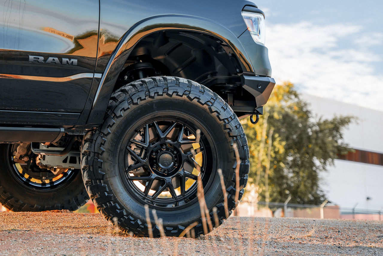 2022 Dodge Ram Bighorn - Moto Metal TURBINE - Black | Wheel Pros
